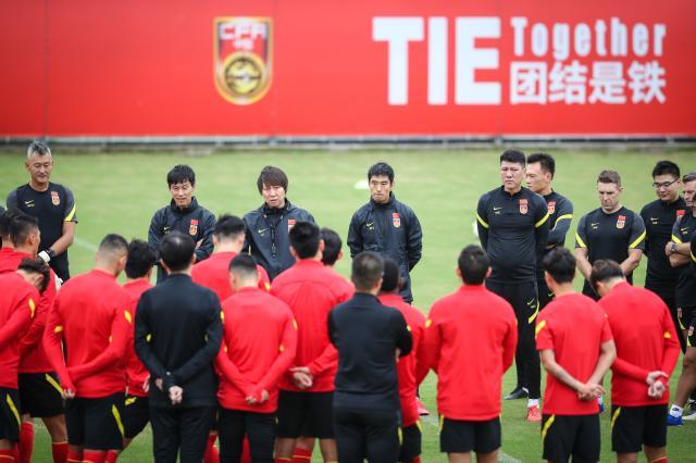 李铁不庆生盯训练 国足接受红色教育19日晚赴赛区